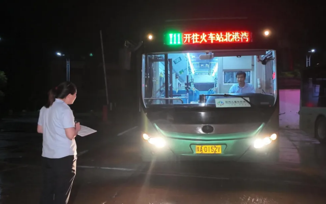 暴雨中的“如约而至” 郑州公交守护城市夜归人