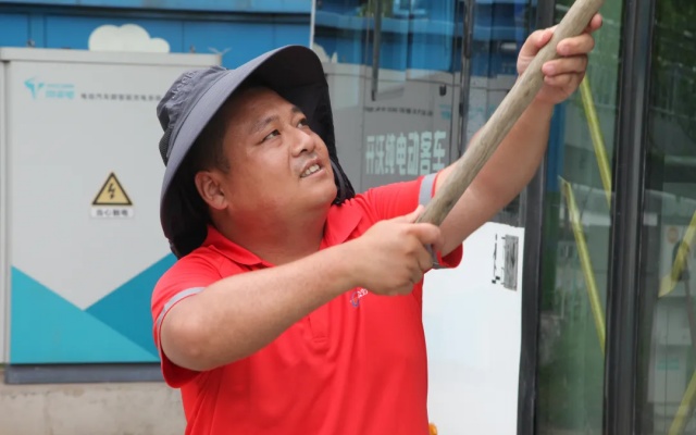 小伙户外一天挥动600余次长柄刷子给公交车“美容”