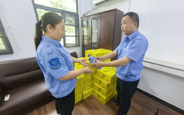 高温酷暑下的坚守与关怀 公交集团多措并举护航暑运