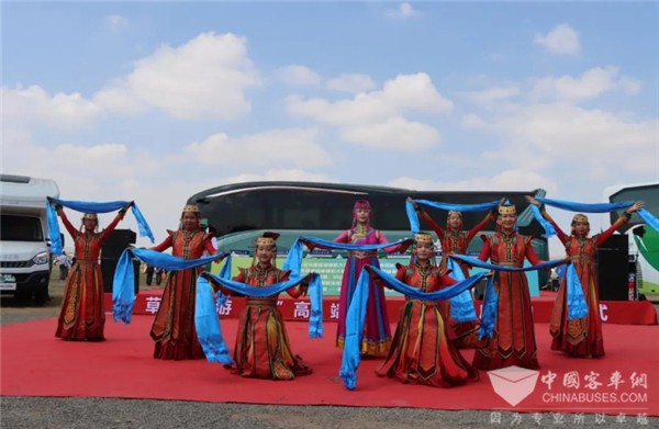 解锁高端定制体验！金龙“草原游龙”带你玩转那达慕