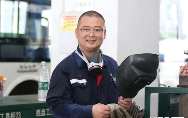 武汉公交电焊工薛强：与汗水相伴 与焊花“共舞”