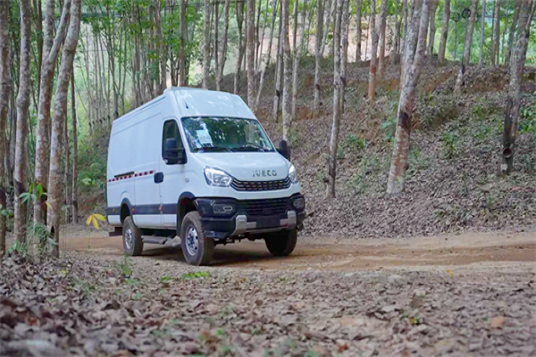 探险家的得力助手：依维柯4×4的智能组合仪表揭秘