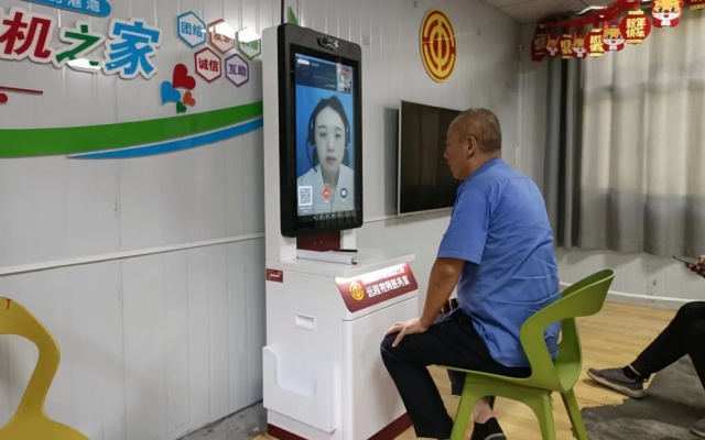 乌鲁木齐公交运行首个“远程视频医务室”