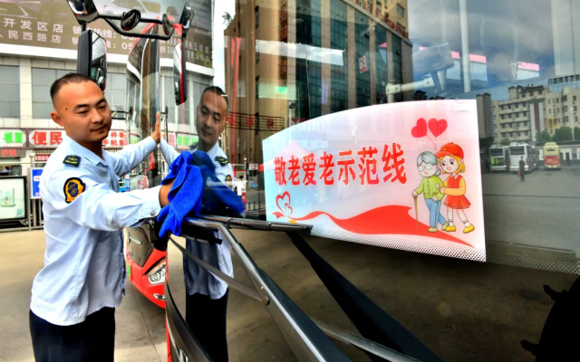 阜阳公交：敬老爱老文明示范线，推动老年友好型民生服务升级