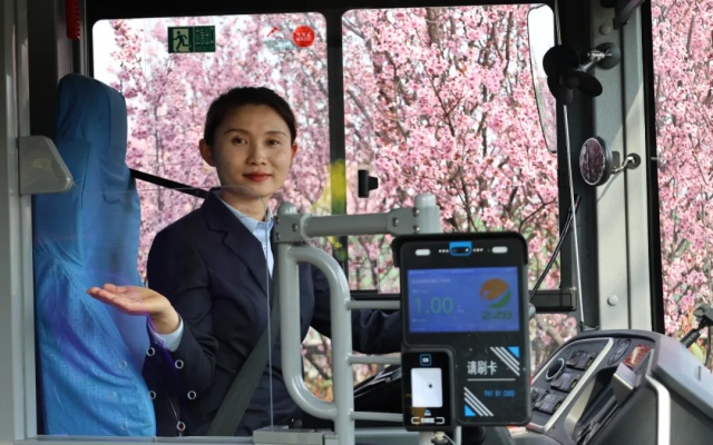 浪漫七夕，不只有“爱”还有“巧”，一起来看公交里的“巧娘”