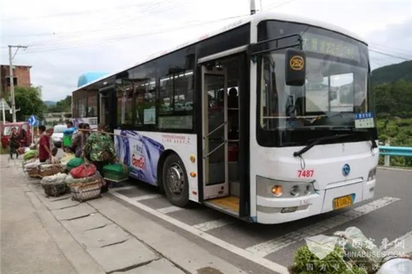 贵州贵阳：“惠农公交”暖民心