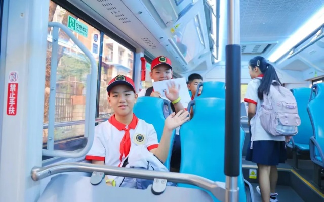 开学首日！成都公交“连学校”服务护航“第一课”