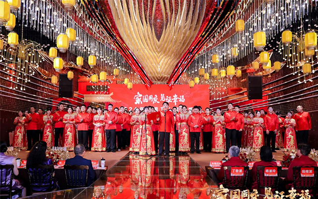 家国同庆  “红胖子”婚车 见证幸福时刻