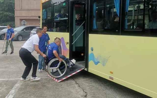 浙江省肢残人旱地冰壶友谊赛开幕 绍兴公交倾情助力无障碍出行
