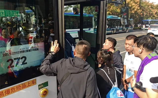 泉城马拉松 济南公交陪您开跑