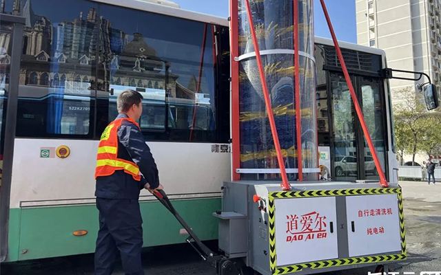 武汉公交新添“洗车神器” 纯电动自行走洗车机省时省力