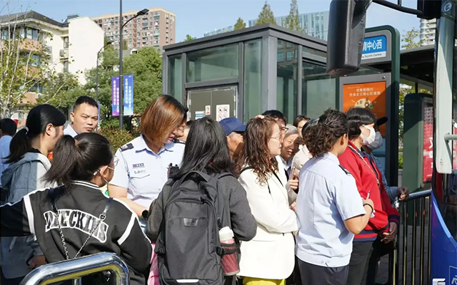 杭州植物园“人从众” 公交赏菊接驳线助你轻松打卡