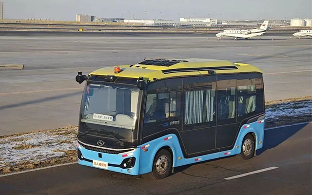 智能出行 金龙无人接驳车在乌鲁木齐国际机场投入试运行