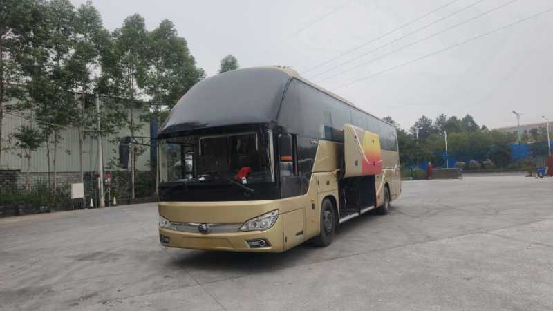 2017年12月 37座半卧带腿拖宇通6122斜玻璃款气囊车