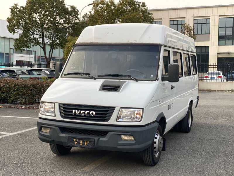17座依维柯得意后双轮客车