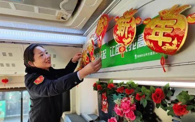 郑州 “年味公交” 流动的新春祝福站
