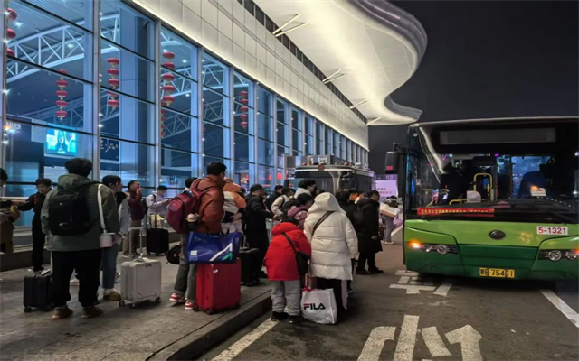 包头公交雪中送暖 东河机场滞留旅客“夜归人”