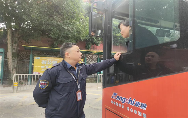 福州公交夫妻档 风雨无阻十年如一日的坚守