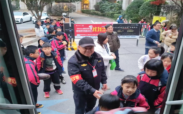 200条定制线路+500 名义警 长沙公交守护开学季出行