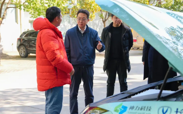 奉贤区委副书记、区长王益群一行调研神力科技