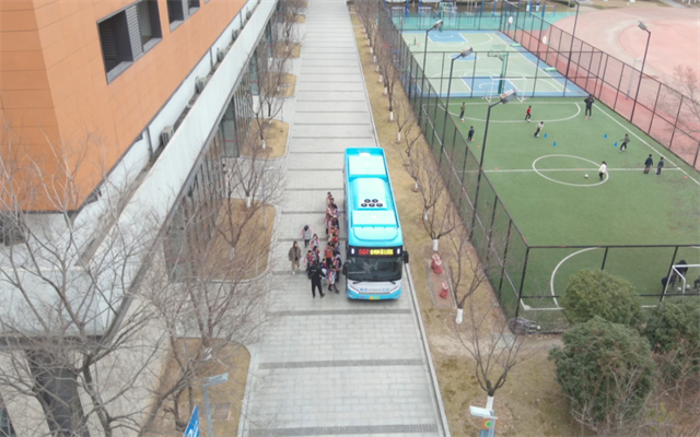 科技护学！南京公交“小蓝鲸”无人机开启校园守护新模式
