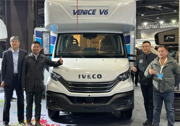 统一零售价69.9万 依维柯威尼斯V6定制房车京城首秀