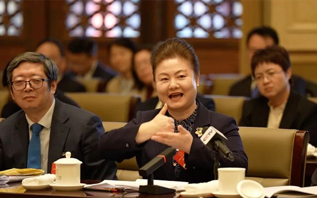 公交驾驶员何少花 17载春秋 见证北京公交的贴心变化