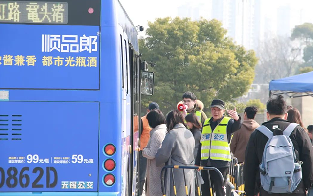 “巴士红”领航春日出行 无锡公交党员服务队成城市流动风景线