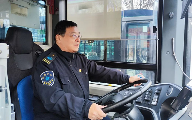 管力峰 济南公交线上的温暖坐标