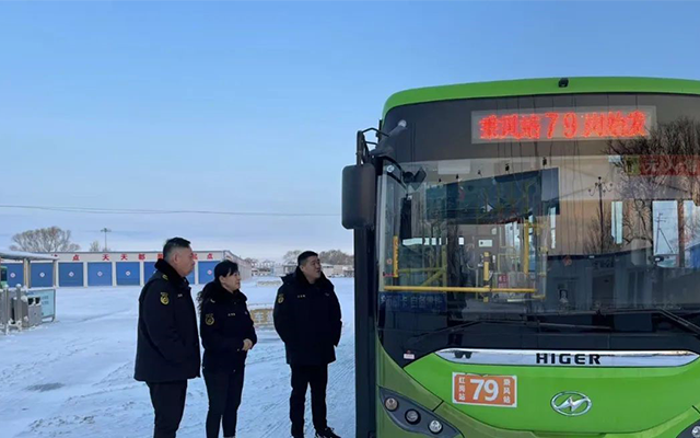 时刻“严实” 雨雪中油城公交全力保障乘客安全出行
