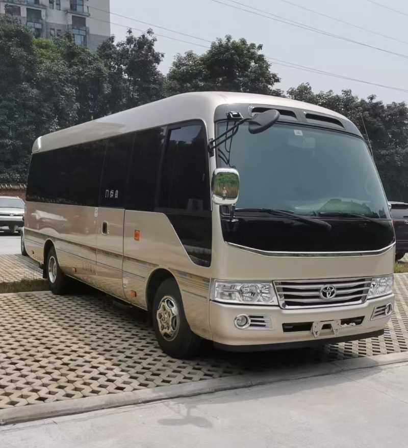 2016年2月 14座非营运豪华版汽油4.0考斯特 