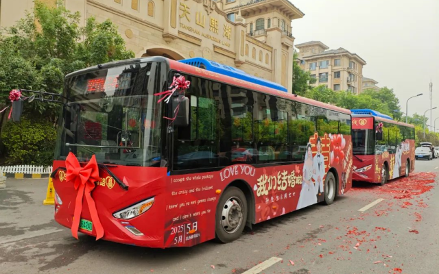 “公交婚车”定格爱的独家记忆