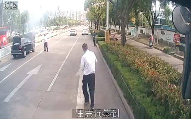 【6+1“心”服务】私家车发生自燃，“幸福摆渡人”迅速扑救