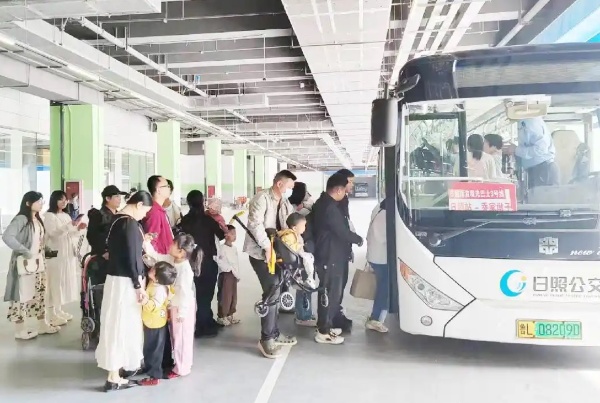 山东日照：乘坐惠民公交 感知城市温度