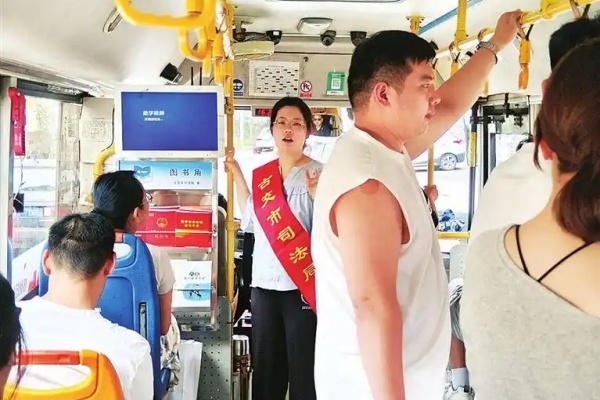 法律人有福了,搭车还能学法:太原古交公交迎来法制图书角