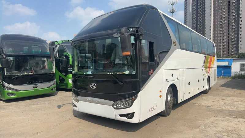 2015年6月上牌39座国四带腿托金龙6125一手气囊旅游车