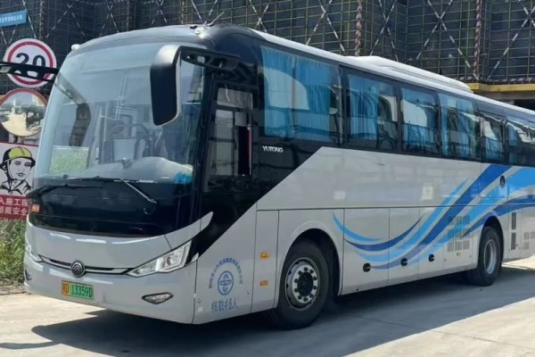 移动避暑驿站!荆州公交为城市建设者带来片刻清凉