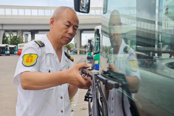 来自老兵的守护！退伍军人刘长发的公交人生