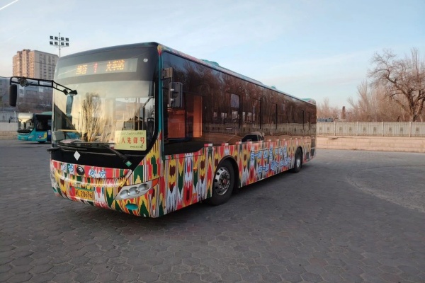 创意“换装”!哈密公交车“穿上”艾德莱斯花裙