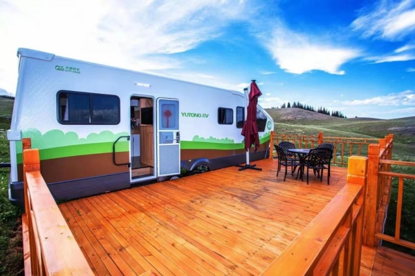 赛里木湖畔：宇通移动民宿开启沉浸式旅行体验