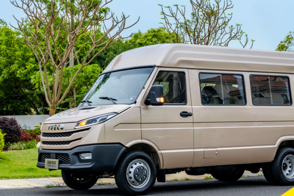 南京依维柯得意:一辆车,三种身份