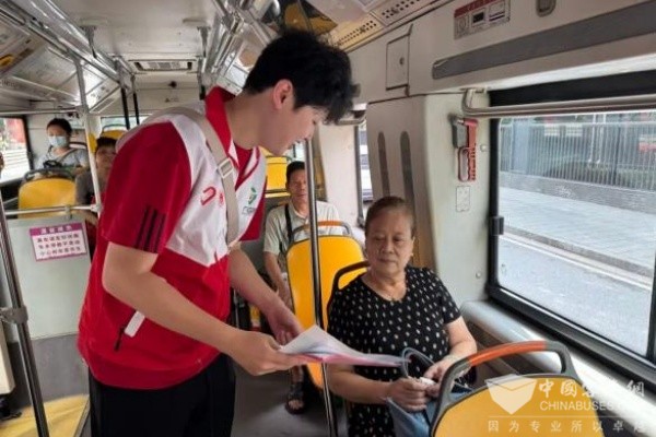 广州街头闪现“低碳风暴”,邀你乘公交绿色出行