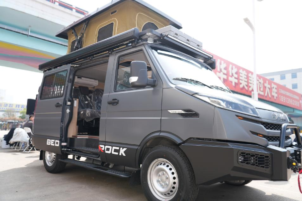 物流老司机为何集体围观？依维柯得意8AT重新定义城配效率！