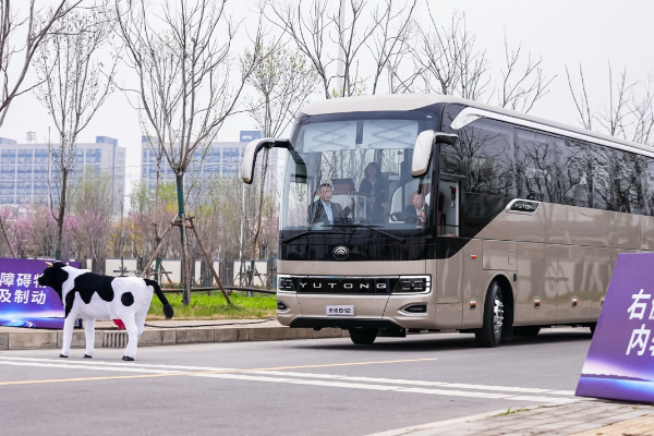 宇通放大招！睿控E+平台惊艳登场，商用车智电融合彻底变天！