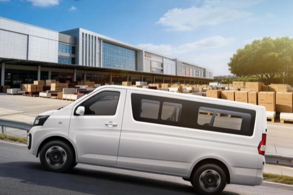 拉砖运板不费劲！长安睿行EV后驱桥硬控全场，重载爬坡稳如平路