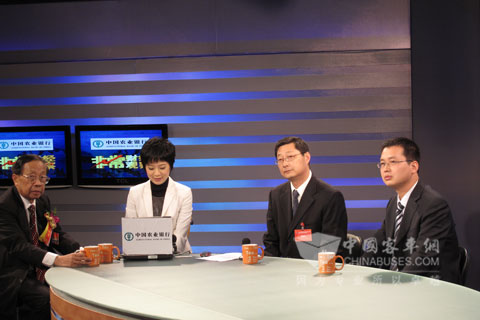 世界电动车协会主席陈清泉和王江安董事长等人接收深圳卫视采访