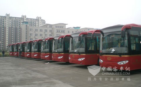 整装待发的常隆客车