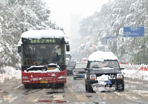 顶风冒雪，正常运行的石家庄公交车辆