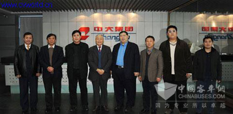 亚洲电动车协会辅助些周鹤亮来访中大客车