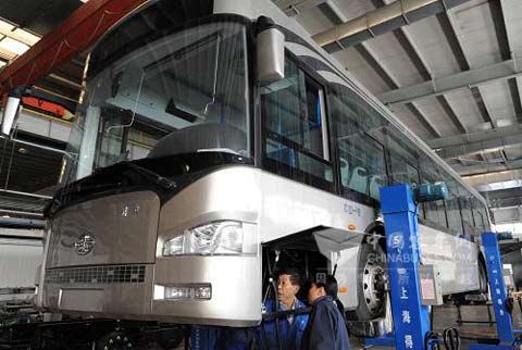 这是一汽客车有限公司为长春市生产的天然气电力混合动力客车在进行最后的装配（12月2日摄）